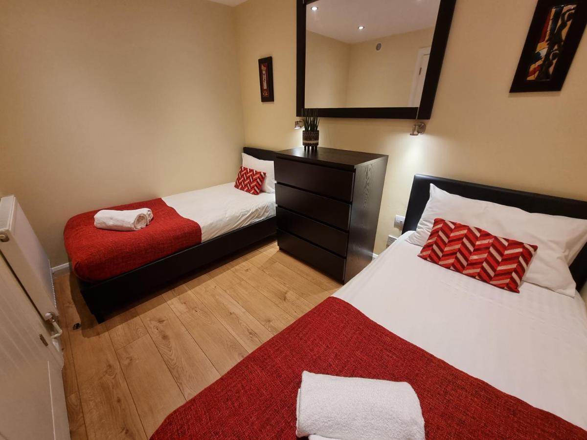 144 - Excellentstays - 2 Bedroom Flat * Stanwell